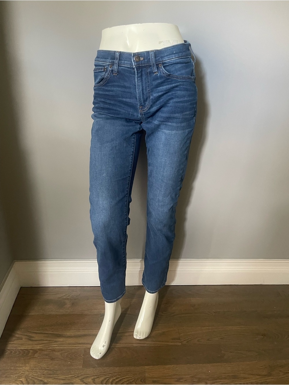 Madewell Straight-Leg Women’s Jeans in Medium Blue Wash - Picture 5 of 6